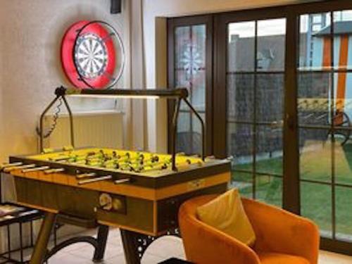 科克賽德－巴德的住宿－Per Sea，客厅配有一张游戏桌和椅子