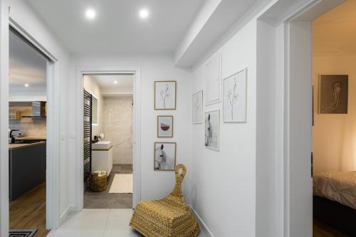 un couloir blanc avec une chaise et une chambre dans l'établissement Apartmaji Spalina, Ivančna Gorica, 