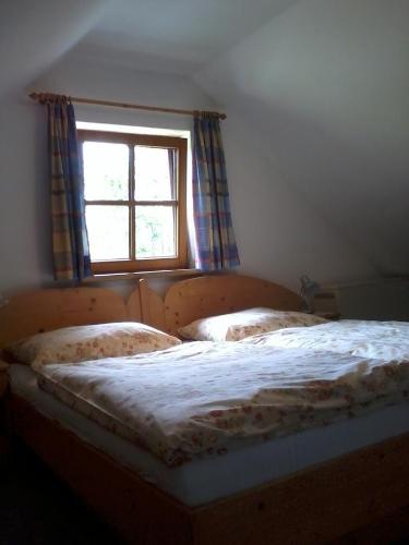 A bed or beds in a room at Lechnerhäusl