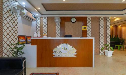 een hotellobby met een receptie en een klok bij FabHotel Super 3 Premium in Varanasi