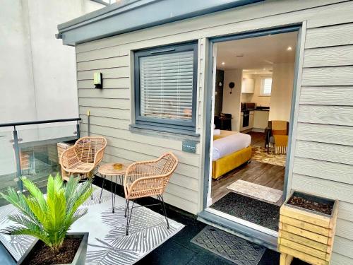 Cet appartement comprend une chambre et un balcon doté d'un lit. dans l'établissement A Cozy Hideaway with Balcony - Close to Beach, à Bournemouth