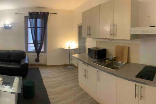 une cuisine avec un évier et un plan de travail dans l'établissement Charmant appartement 2 chambres dans le centre historique, à Orange