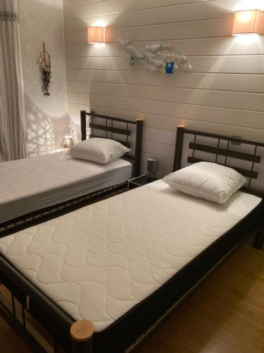deux lits côte à côte dans une pièce dans l'établissement Villa de la Prée, à Saint-Laurent-de-la-Prée