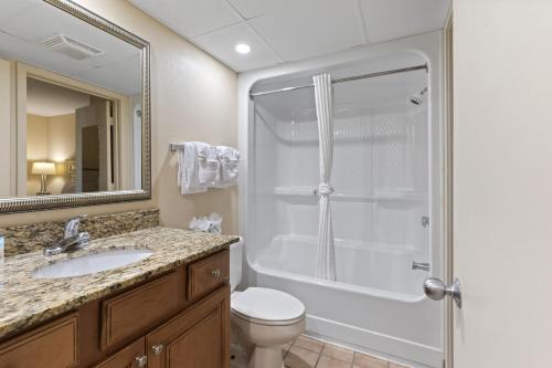 La salle de bains est pourvue d'une douche, de toilettes et d'un lavabo. dans l'établissement 2BR Beachfront Condo w Pools - Atlantica Towers Condo, à Myrtle Beach