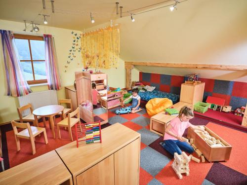 dos niños jugando en una habitación llena de juguetes en Zwergerlhof, en Loich