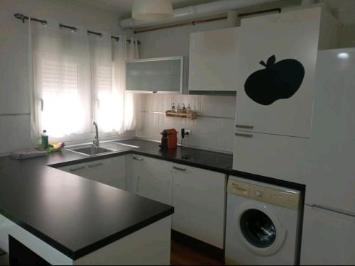a kitchen with an apple sticker on the wall at Apartamento parque sur de Hellín in Hellín