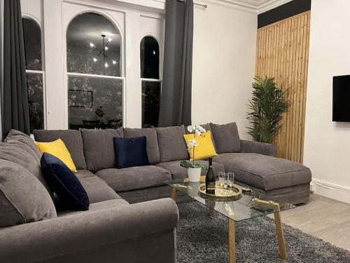 sala de estar con sofá y mesa en Complete Osborne House by Prescott Apartments, en Bristol