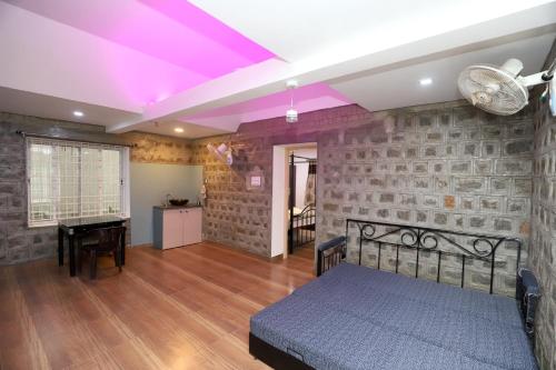 イェーラギリにあるDeekay Villa Yelagiri By Lexstaysの紫色の天井のベッドルーム1室(ベッド1台付)