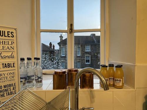 encimera de cocina con fregadero y ventana en Complete Osborne House by Prescott Apartments en Bristol