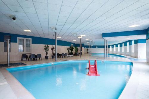 a swimming pool with a red object in the middle at Landgoed 't Wildryck in Diever