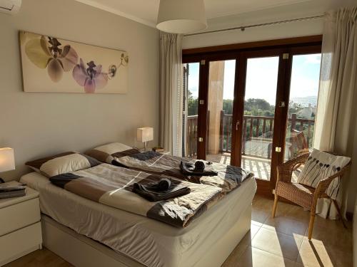 um quarto com uma cama e uma varanda em Casa Mirador - Bonita casa pareada em Cala Pi