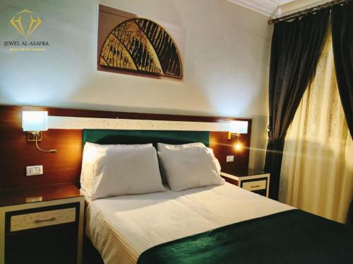 アレクサンドリアにあるAsafra Hotel Apartments Egyptian only priceのベッドと窓が備わるホテルルーム