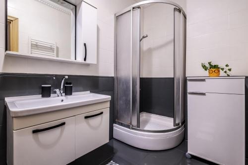 La salle de bains blanche est pourvue d'une douche et d'un lavabo. dans l'établissement Comfy, à Istanbul