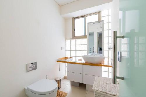 Et badeværelse på close to the hilton with balcony