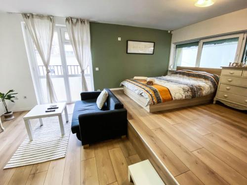 um quarto com uma cama e um sofá em Stylish apartment, very good located! em Sófia