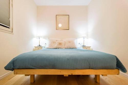 En eller flere senge i et værelse på close to the hilton with balcony