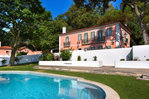 una casa con piscina di fronte a una casa di Casa do Presidente a Lisbona
