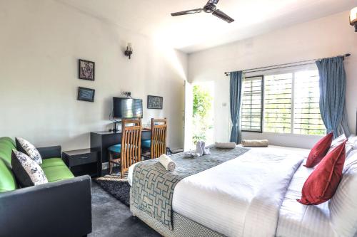 齊齊曼卡羅的住宿－The Spectrum Resort - Chikmagalur，一间卧室配有一张床、一张书桌和一个窗户。