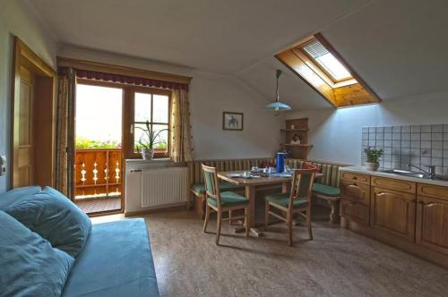 uma cozinha com mesa e cadeiras num quarto em Hausebengut em Bad Gastein