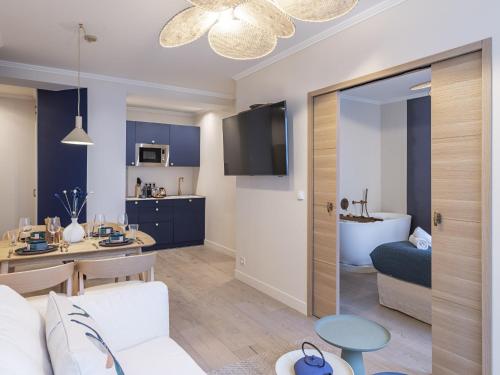 un salon avec un canapé et une salle à manger dans l'établissement The Blue Suite on Champs Elysées Avenue, à Paris