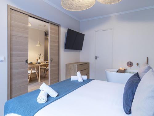 - une chambre avec un lit et une salle de bains pourvue d'une baignoire dans l'établissement The Blue Suite on Champs Elysées Avenue, à Paris