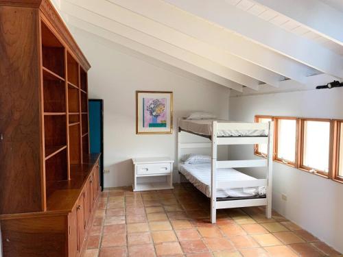Zimmer mit 2 Etagenbetten und einer Treppe in der Unterkunft Private Beachfront Home in Bullocks Harbour