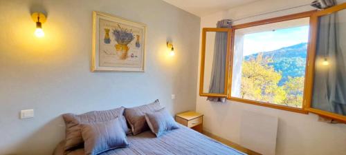 1 dormitorio con cama y ventana en Quiet and Nature Holiday Home on the Cote dAzur, en Le Bar-sur-Loup