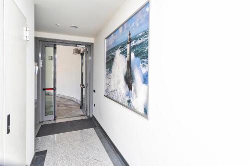 un couloir avec deux photos sur le mur dans l'établissement Le Chicche del Porto Riviera, à Gênes