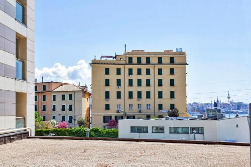 widok na miasto z budynkiem w obiekcie Le Chicche del Porto Riviera w Genui