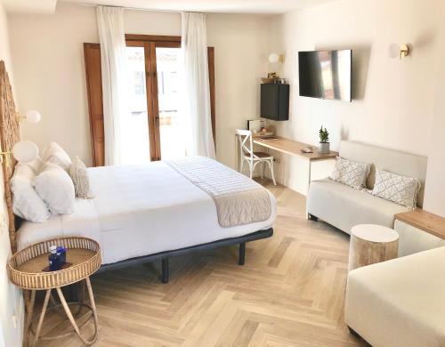 een slaapkamer met een groot bed en een bureau bij Hotel Abaco Altea in Altea
