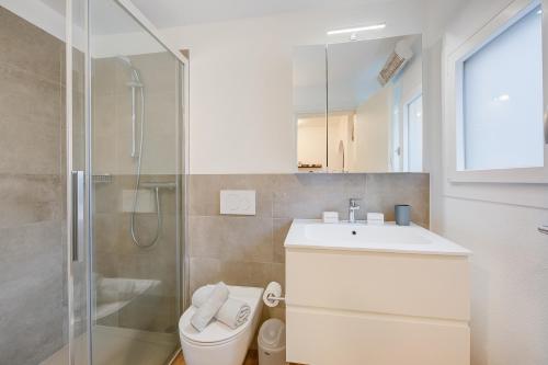 uma casa de banho com um WC, um lavatório e um chuveiro em Casa Elvezia - Happy Rentals em Piandera