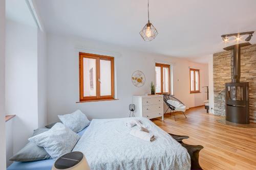 ein Schlafzimmer mit einem großen Bett in einem Zimmer in der Unterkunft Casa Elvezia - Happy Rentals in Piandera
