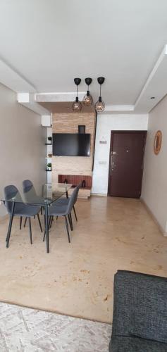 a dining room with a table and chairs at Chaleureux Appartement à 1 min à pied de la Mosquée Hassan II in Casablanca