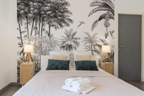 une chambre avec un grand lit avec des serviettes dessus dans l'établissement Entre lac et montagne - T4 centre Sevrier lac d'Annecy, à Sévrier