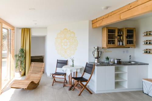 uma cozinha com mesa e cadeiras num quarto em Biohof Ebenbauer em Waidhofen an der Ybbs