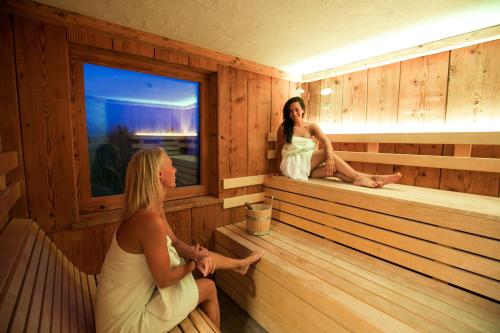 two women are sitting in a sauna at Biohof Ebenbauer in Waidhofen an der Ybbs