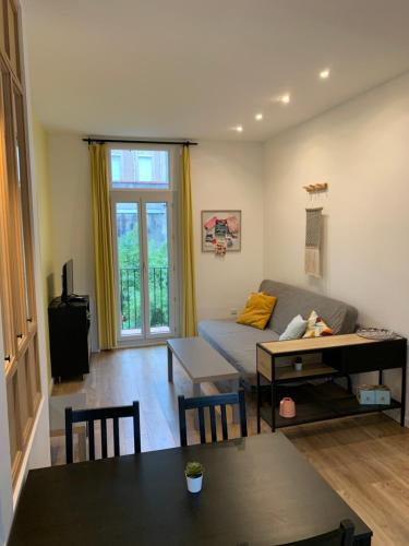un salon avec un canapé et une table dans l'établissement LOFT climatisé 50m2 cœur du Cours Julien, à Marseille