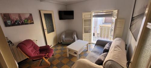 - un salon avec un canapé et deux chaises dans l'établissement Casa Gracia, à Sacedón