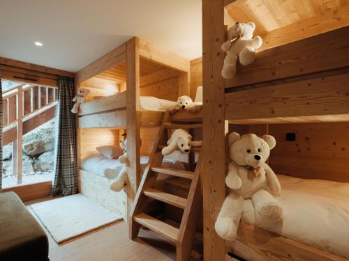 1 Schlafzimmer mit 2 Etagenbetten mit Teddybären in der Unterkunft Chalet 5★, 10 pers, spa extérieur & sauna, à 230m des pistes - FR-1-304-282 in La Clusaz