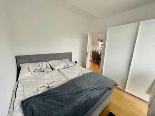 - une chambre avec un grand lit dans l'établissement Wohnen am Remlerweg-FeelLikeHome, à Mühldorf bei Feldbach
