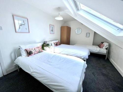 una camera con due letti e una scala di 5 BDRM house less than 10 mins to Newcastle a Gateshead