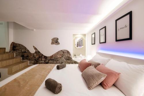 1 dormitorio con 1 cama blanca grande con almohadas en Lake Como Love- by MyHomeInComo, en Como