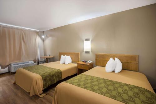 Habitación de hotel con 2 camas y ventana en Econo Lodge, en Live Oak
