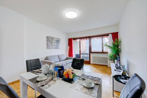 comedor y sala de estar con mesa y sillas en Top Of The Spots - Happy Rentals en Lugano