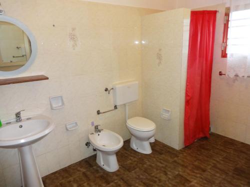 リド・マリーニにあるVilla House CORTESEのバスルーム(トイレ、洗面台付)