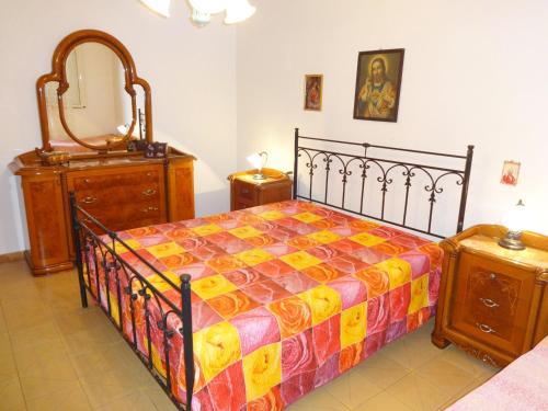 リド・マリーニにあるVilla House CORTESEのベッドルーム1室(ベッド1台、ドレッサー付)