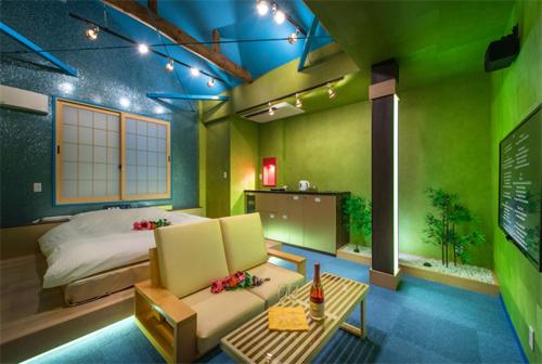 1 dormitorio con cama, sofá y mesa en ホテル 鳳凰 大人専用, en Hachioji