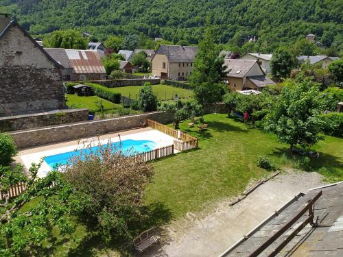 eine Luftansicht auf einen Garten mit einem Pool in der Unterkunft Maison Burgalat in Saint-Mamet