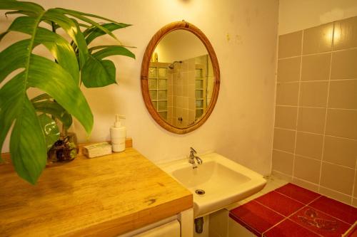 Home16 Sukhumvit16にあるバスルーム