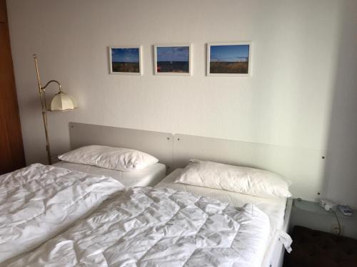 En eller flere senge i et værelse på ROD32 Ferienwohnung Schneider